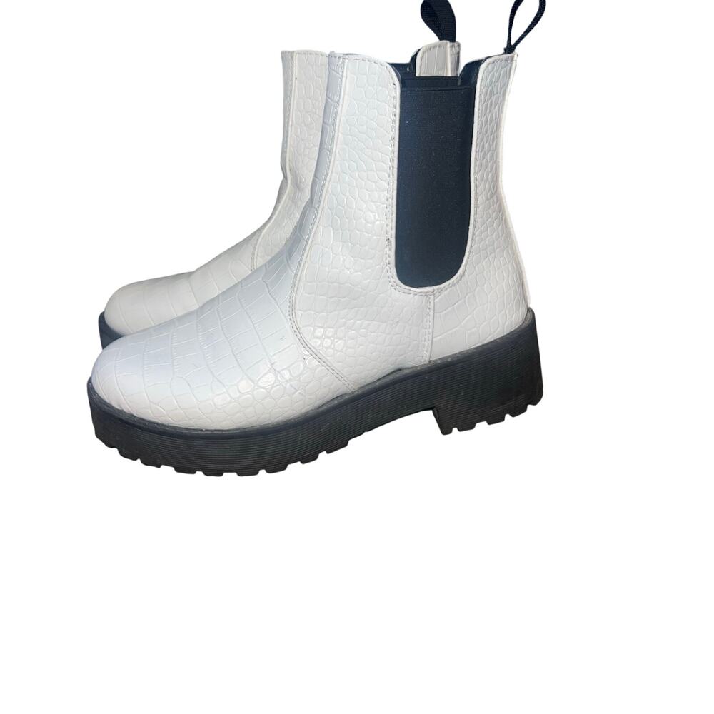 White Croc Embossed Chelsea Boots Chunky Platform Ankle Booties Size 7